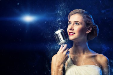 çekici kadın şarkıcı mikrofon ile
