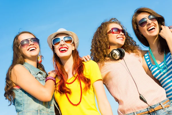 Grup de tineri care poartă ochelari de soare și pălărie — Fotografie, imagine de stoc