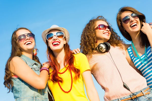 Group of young people wearing sunglasses and hat — Stock Photo, Image