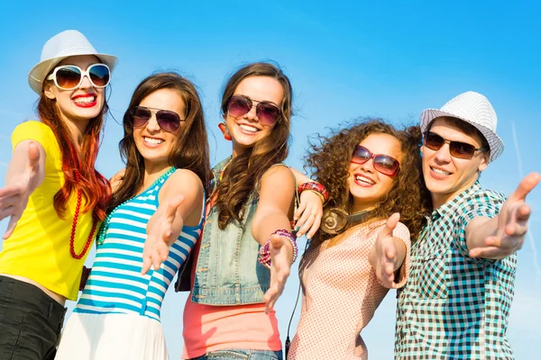 Gruppo di giovani con occhiali da sole e cappello — Foto Stock