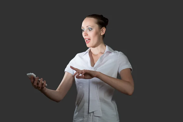 Mujer de negocios sosteniendo un teléfono celular — Foto de Stock