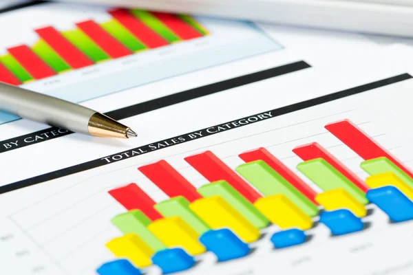 Close-up of pen and financial growth charts — Stock Photo, Image