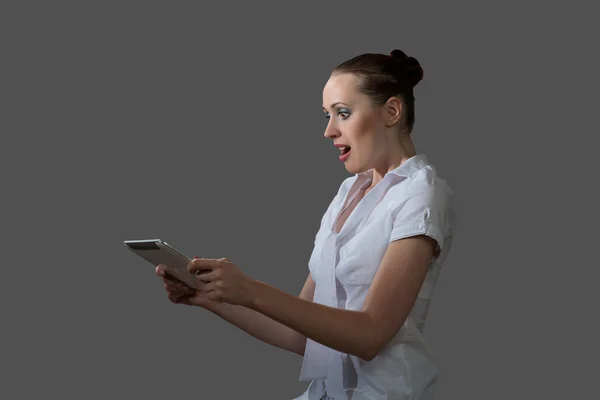 Mulher de negócios segurando um computador tablet — Fotografia de Stock