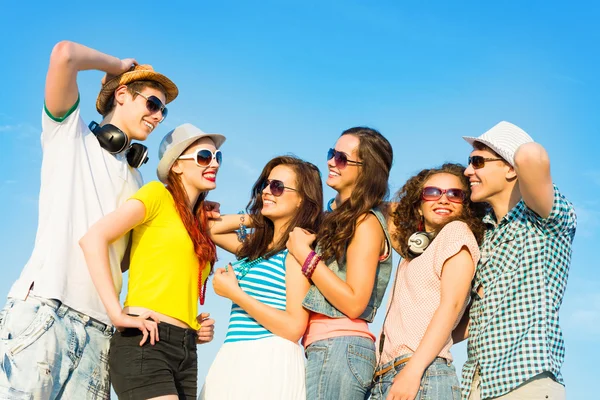 Group of young people wearing sunglasses and hat — Stock Photo, Image