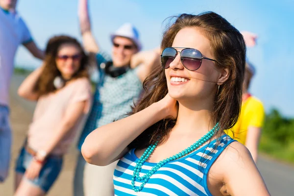 Jeune femme élégante avec des lunettes de soleil — Photo