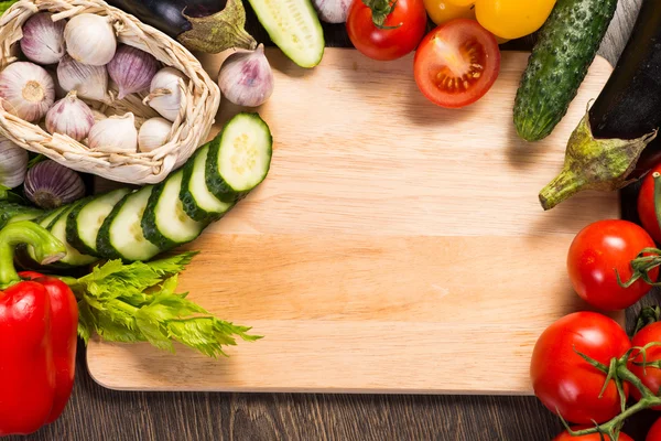 Légumes sur la planche de cuisine — Photo