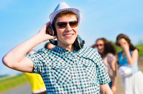 Jeune homme en lunettes de soleil — Photo