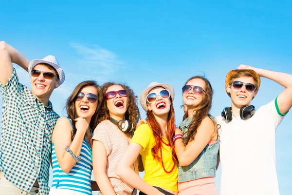 Группа молодых людей в солнечных очках и шляпе — стоковое фото
