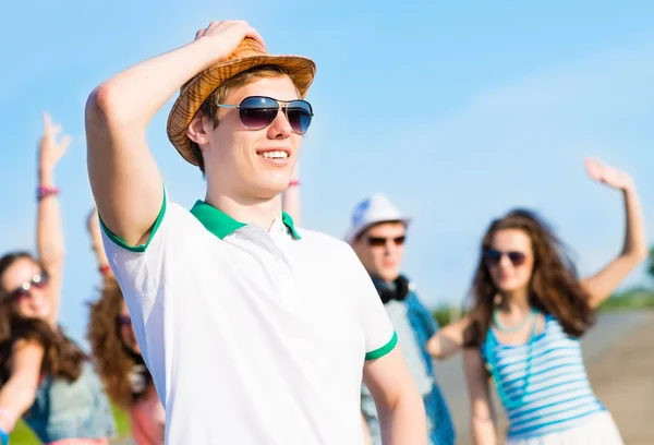 Jeune homme en lunettes de soleil — Photo