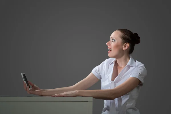 Mujer de negocios sosteniendo un teléfono celular — Foto de Stock