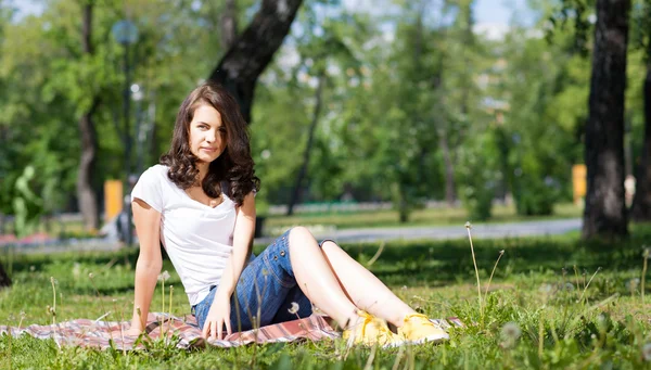 Mujer joven en el parque de verano — Foto de Stock
