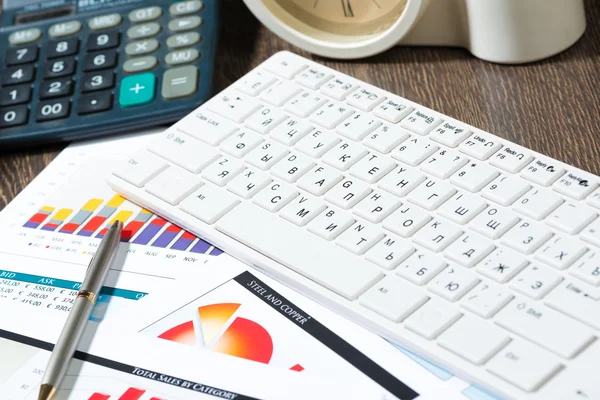 Empresário local de trabalho com teclado — Fotografia de Stock