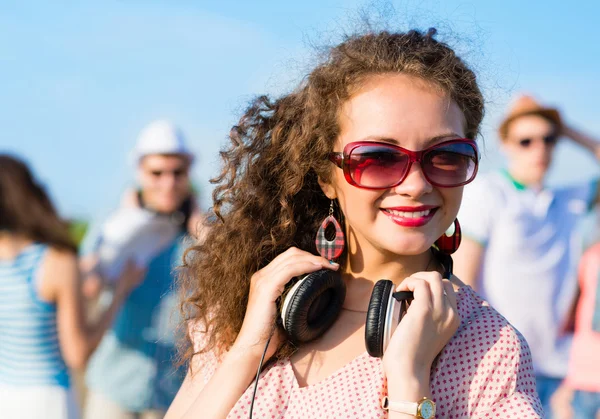 Jonge vrouw met koptelefoon — Stockfoto