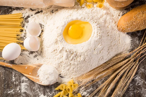 面粉、 鸡蛋、 小麦静物 — 图库照片