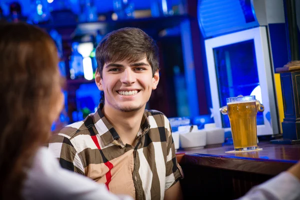 Porträt eines jungen Mannes an der Bar — Stockfoto