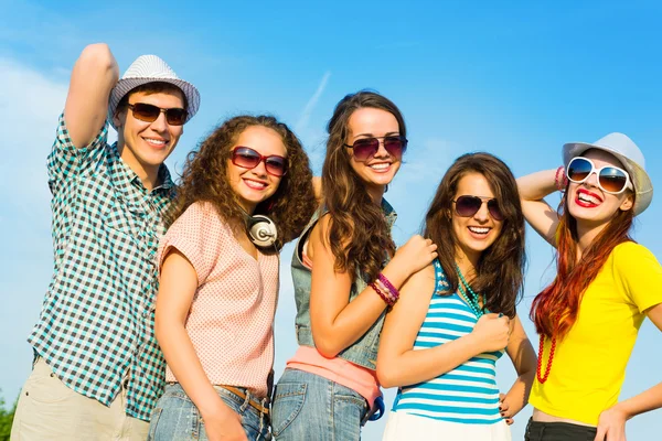 Group of young people wearing sunglasses and hat — Stok fotoğraf