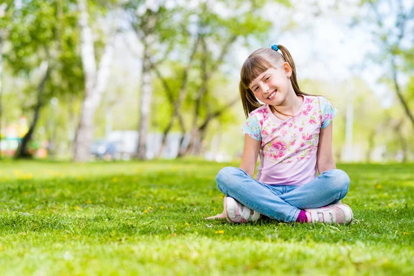 Portret van een meisje in een park — Stockfoto