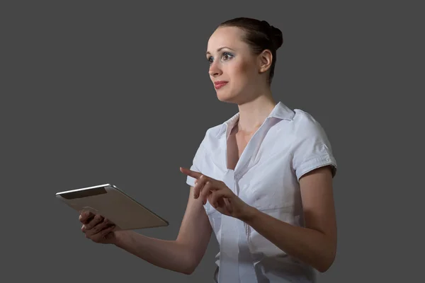 Mujer de negocios sosteniendo una tableta — Foto de Stock