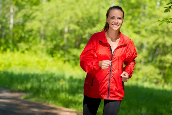 Sana giovane atleta donna in esecuzione — Foto Stock