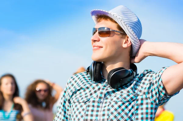 Jeune homme en lunettes de soleil — Photo