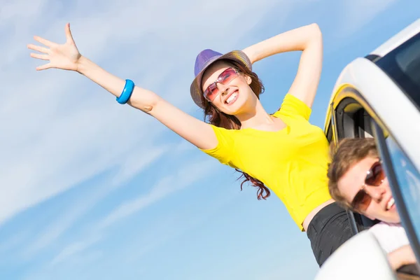 Mujer atractiva joven en gafas de sol — Foto de Stock