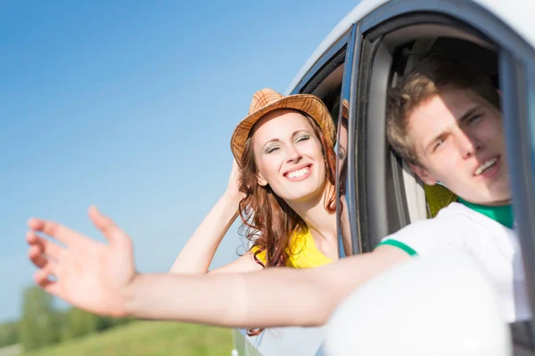 Jonge vrouw kijken uit auto-venster — Stockfoto