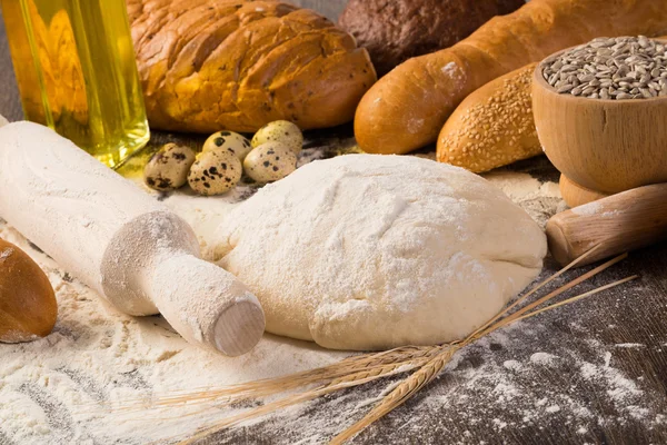 Mjöl, ägg, vitt bröd, vete öron — Stockfoto