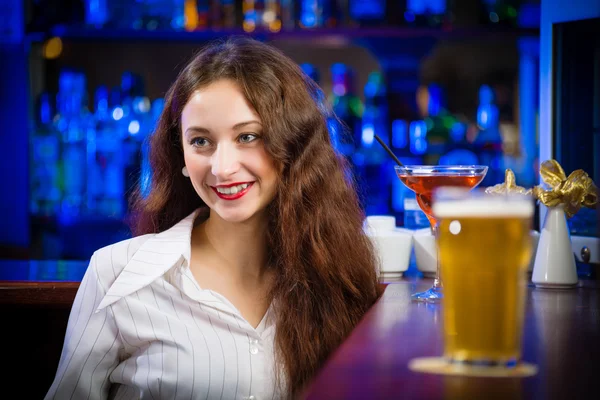 Mujer joven en un bar —  Fotos de Stock
