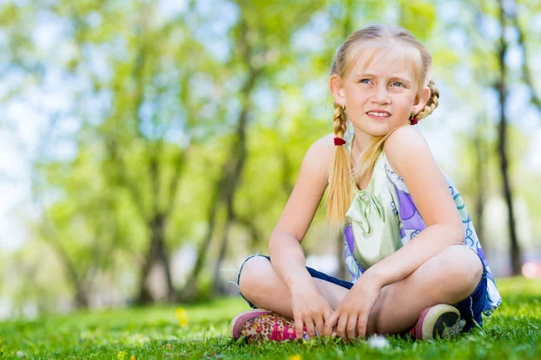 Ritratto di una ragazza in un parco — Foto Stock