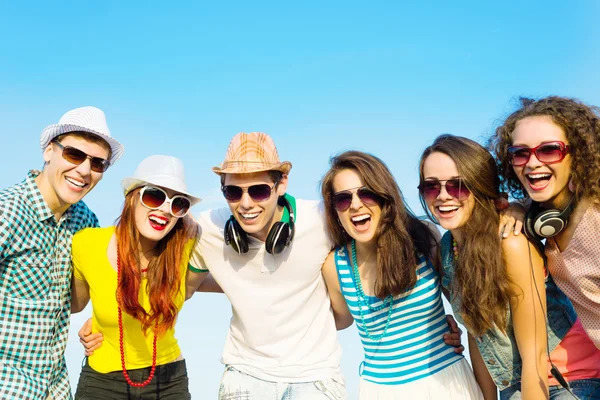 Group of young people wearing sunglasses and hat — Stock Photo, Image