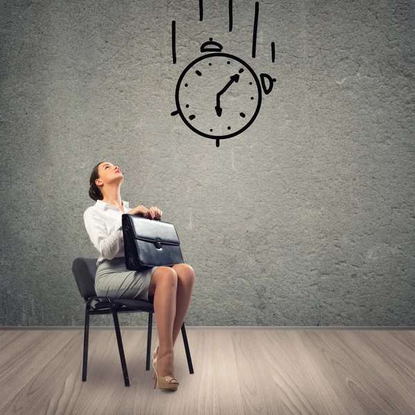 Young business woman looking up — Stock Photo, Image