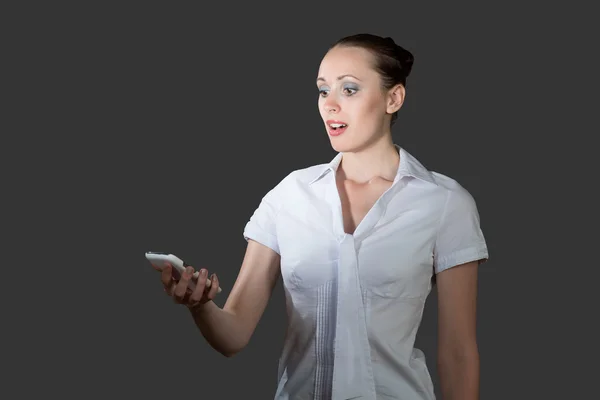 Mujer de negocios sosteniendo un teléfono celular — Foto de Stock