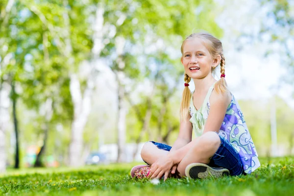 Porträt eines lächelnden Mädchens in einem Park — Stockfoto