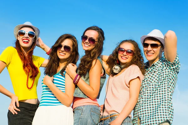 Group of young people wearing sunglasses and hat — Stok fotoğraf
