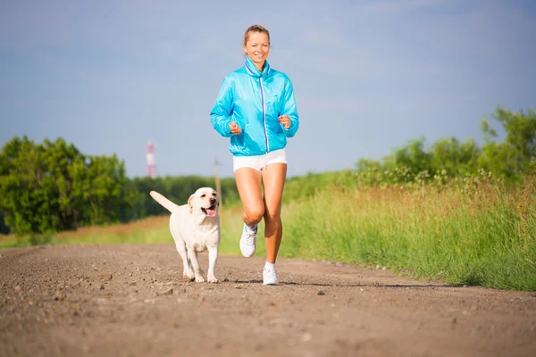 Mujer joven corriendo — Foto de Stock