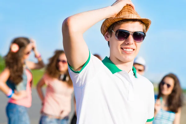 Jeune homme en lunettes de soleil — Photo