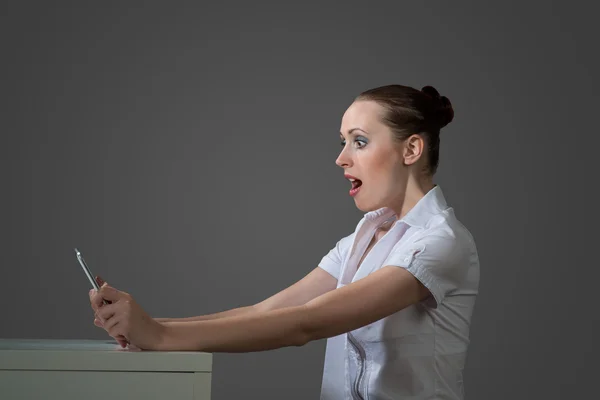 Mulher de negócios segurando um computador tablet — Fotografia de Stock