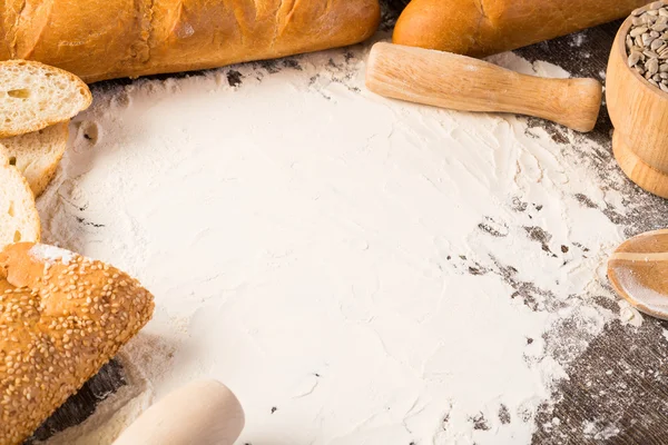 Farinha e pão branco — Fotografia de Stock