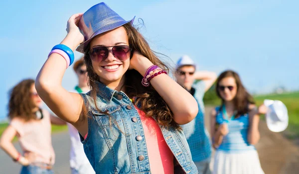 Mujer joven con estilo en gafas de sol — Foto de Stock