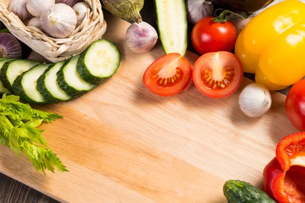 Légumes sur la planche de cuisine — Photo