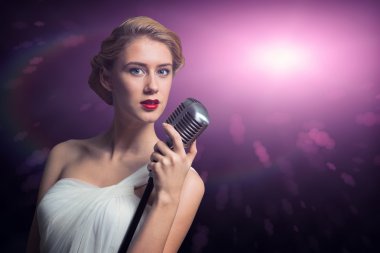 çekici kadın şarkıcı mikrofon ile