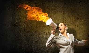 iş kadını bir megafon bağırarak