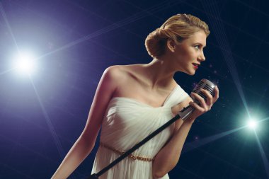 çekici kadın şarkıcı mikrofon ile