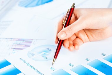 Finansal büyüme grafiği işaret eden el