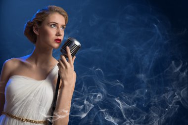 çekici kadın şarkıcı mikrofon ile