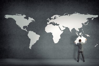 işadamı kıtaların duvara ekler