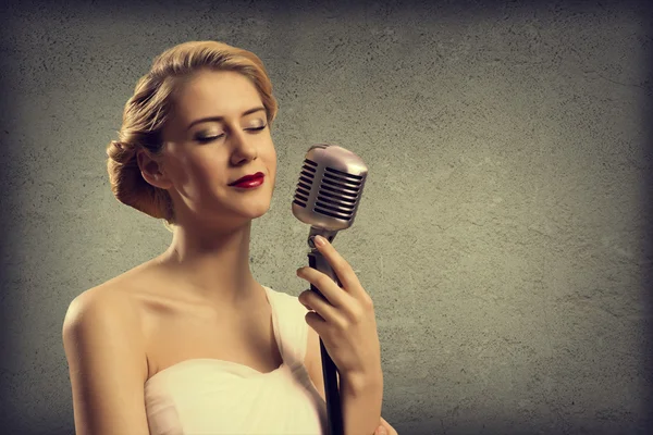 Cantante femminile attraente con microfono — Foto Stock