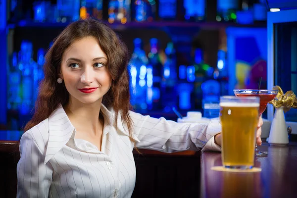 Jeune femme dans un bar — Photo