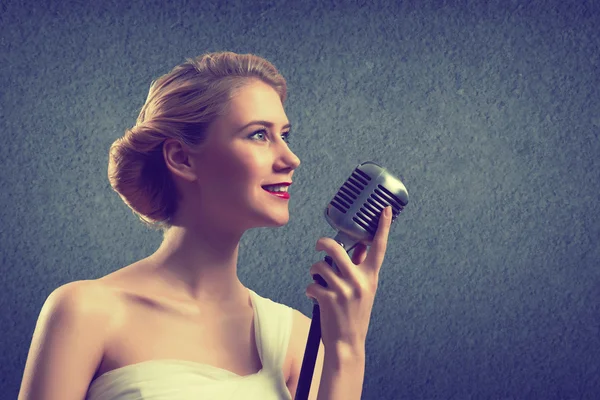 Vonzó női énekes mikrofonnal — Stock Fotó