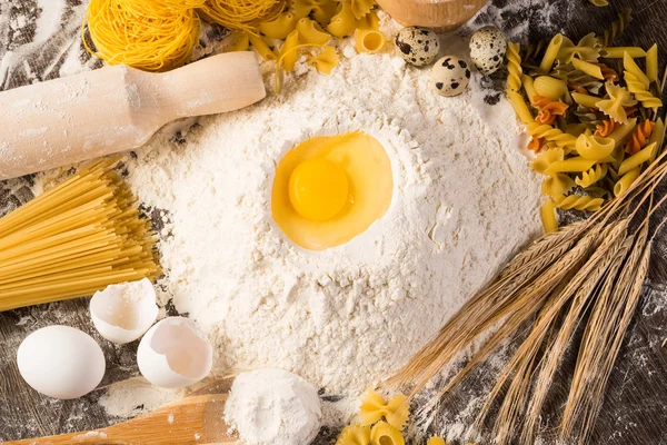 小麦粉、卵、小麦の静物画 — ストック写真
